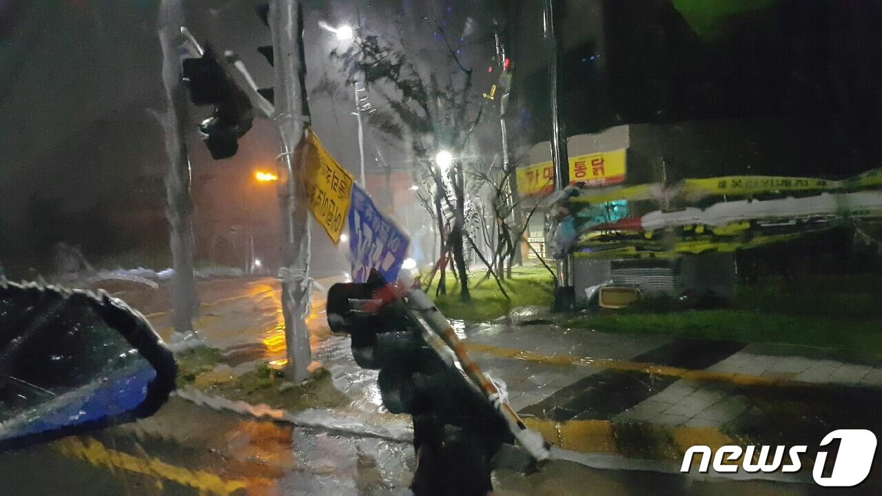 본문 이미지 - 제10호 태풍 '하이선'이 북상 중인 7일 오전 부산 영도구 동삼1동 거리에 신호등이 쓰러져 있다. (부산경찰청 제공) 2020.9.7/뉴스1 ⓒ News1