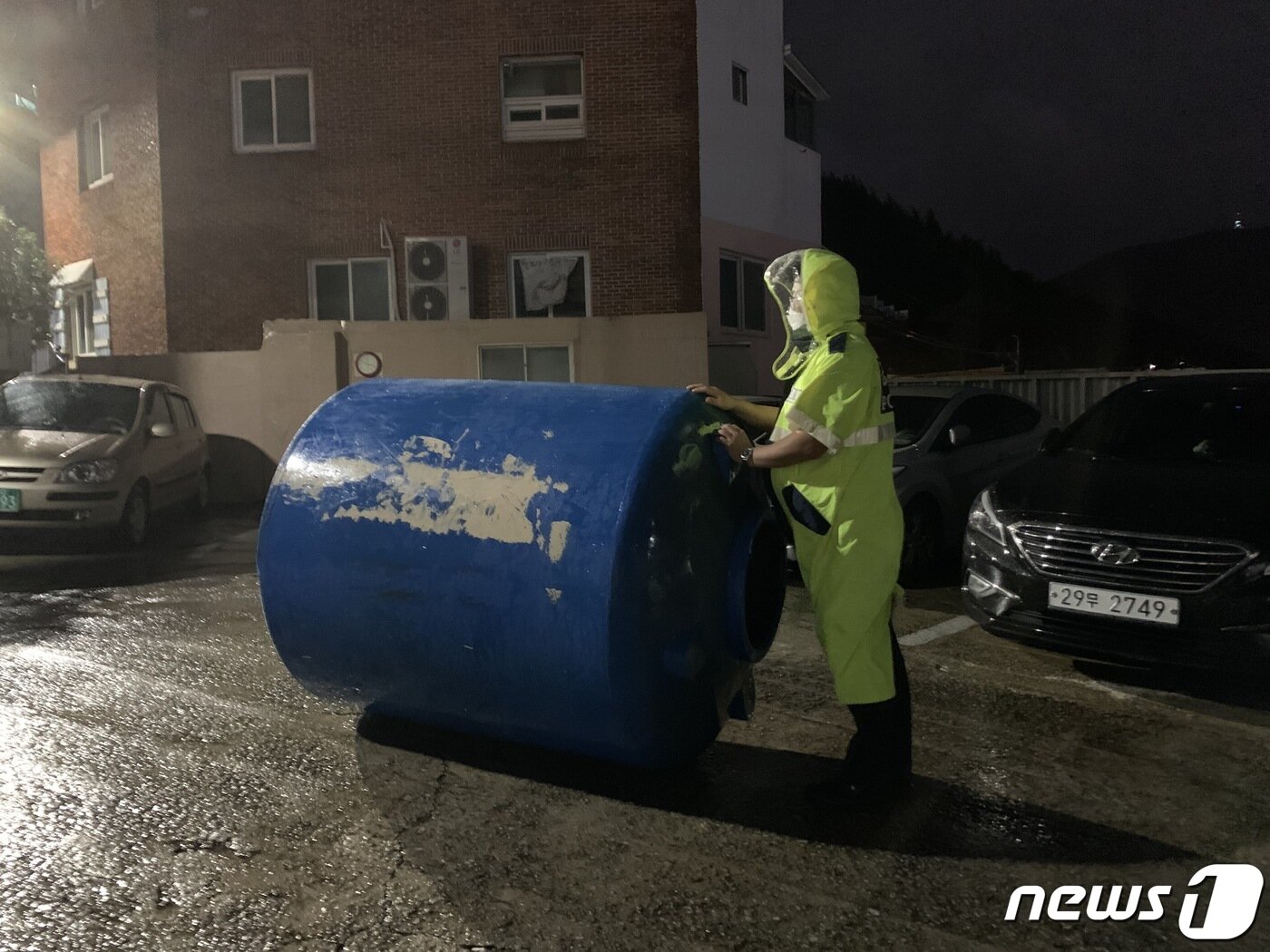 본문 이미지 - 7일 제10호 태풍 '하이선'이 부산에 근접해오면서 서구 비석마을 앞 물탱크가 강풍에 의해 도로로 굴러나왔다. (부산경찰청 제공) 2020.9.7/뉴스1 ⓒ News1