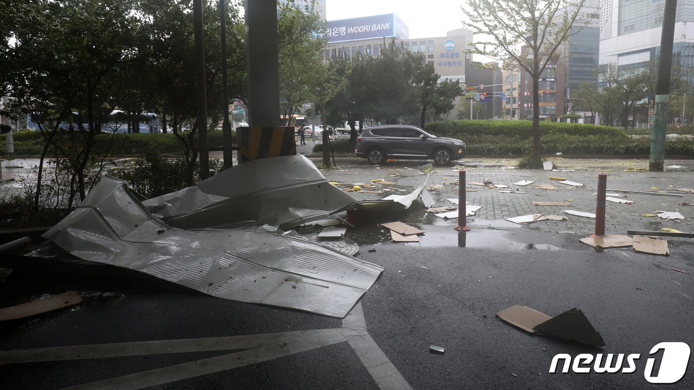 본문 이미지 - 울산지역에 제10호 태풍 '하이선(HAISHEN)'의 영향을 받아 강풍과 함께 많은 비가 내리고 있는 7일 오전 울산시 남구 삼산동의 한 전자제품 판매점에서 샌드위치 패널이 강풍에 떨어져 나뒹굴고 있다. 2020.9.7/뉴스1 ⓒ News1 윤일지 기자