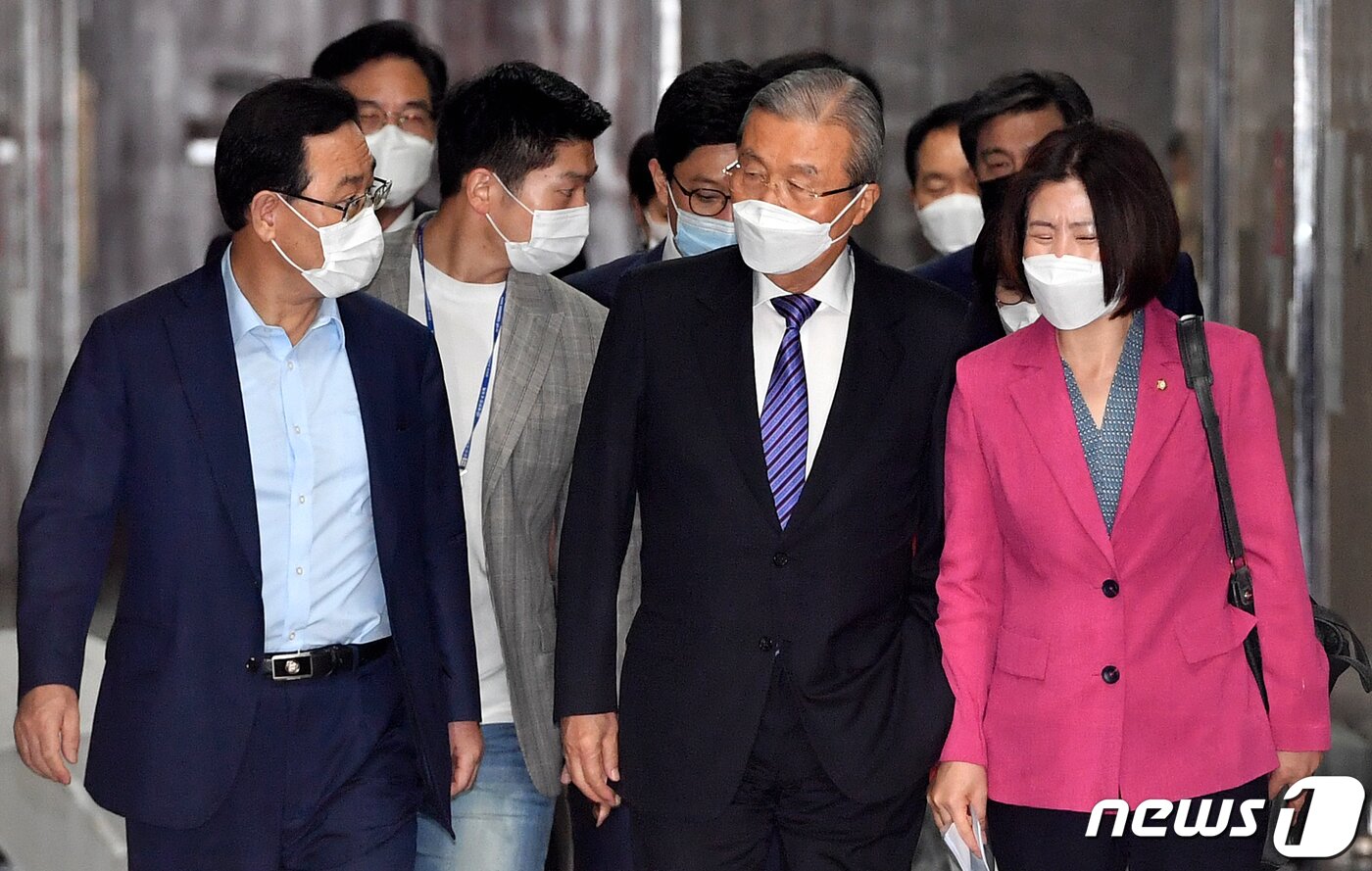 본문 이미지 - 김종인 국민의힘 비상대책위원장과 주호영 원내대표가 7일 오전 서울 여의도 국회에서 열린 비상대책위원회의에 참석하고 있다. 2020.9.7/뉴스1 ⓒ News1 성동훈 기자