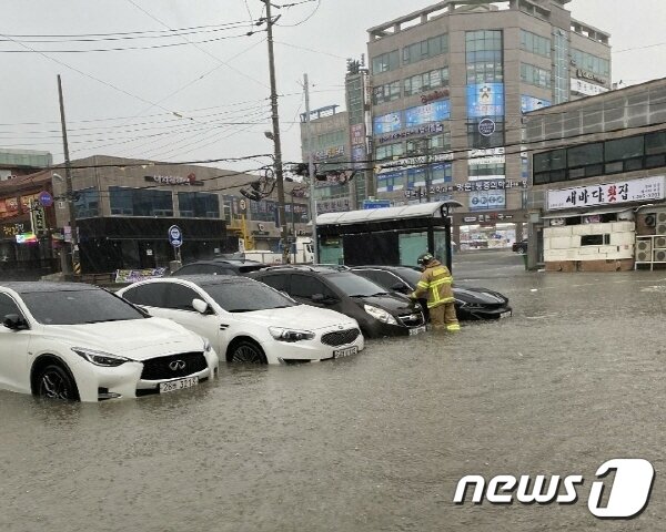 본문 이미지 - 제10호 태풍 '하이선' 영향으로 7일 경남지역 곳곳에서 도로 침수 신고가 속출했다. 사진은 7일 오전 9시쯤 침수된 경남 양산시 삼호동의 한 주차장. 2020.9.7/뉴스1 ⓒ News1 김명규 기자