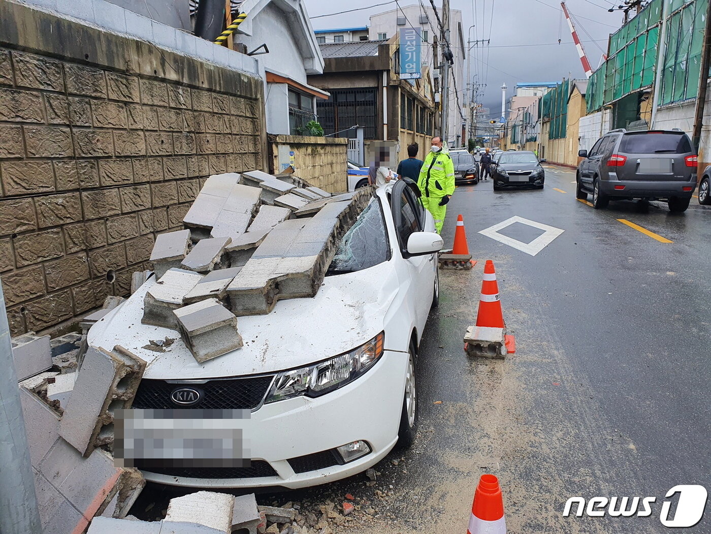 본문 이미지 - 7일 제10호 태풍 '하이선' 북상으로 부산 영도 경남조선삼거리에서 벽면이 무너지면서 차량 2대가 파손됐다.(부산경찰청 제공) 2020.9.7/뉴스1 ⓒ News1 노경민 기자