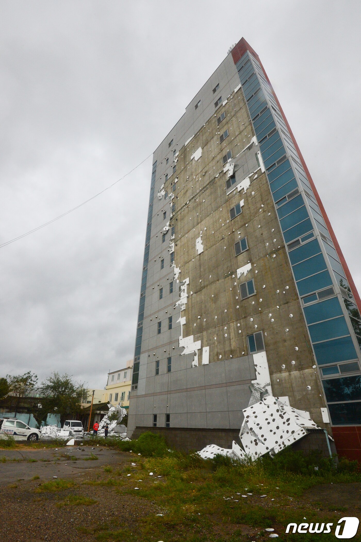 본문 이미지 - 7일 오후 경북 포항시 북구 대신동 주차장에 세워진 승용차들이 태풍 하이선에 동반된 강풍에 떨어진 외벽 마감재에 덮혀있다. 2020.9.7/뉴스1 ⓒ News1 최창호 기자