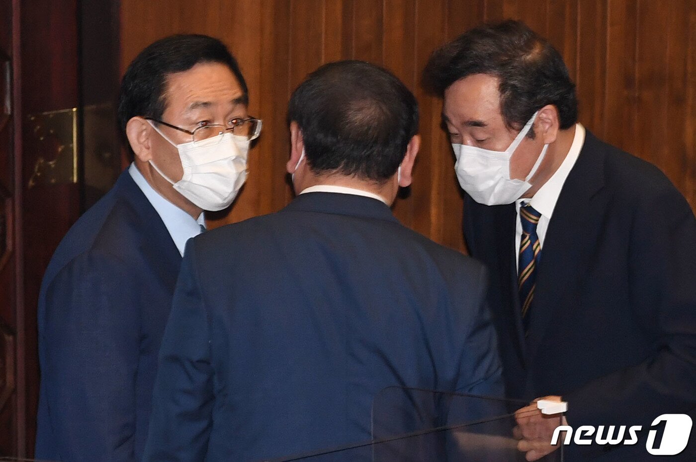 본문 이미지 - 이낙연 더불어민주당 대표(오른쪽부터)와 김태년 원내대표, 주호영 국민의힘 원내대표가 7일 오전 서울 여의도 국회에서 열린 제382회국회(정기회) 제2차 본회의에서 대화하고 있다. 2020.9.7/뉴스1 ⓒ News1 박세연 기자