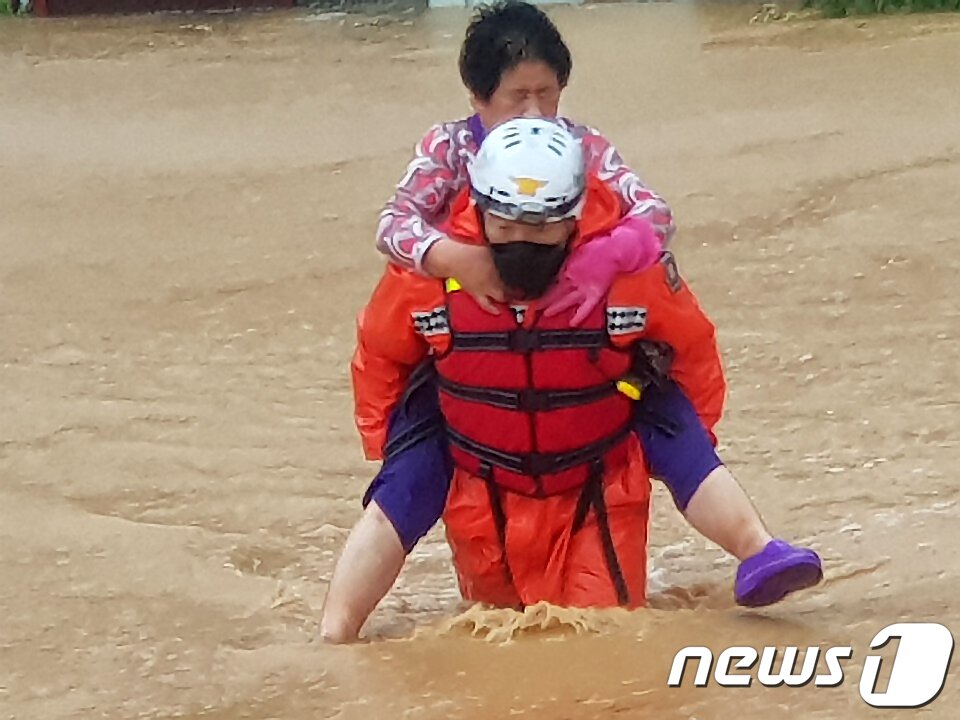 본문 이미지 - 제10호 태풍 하이선 영향권에 들어간 7일 오전 경북 경주소방서 119구조대원들이 현곡면 나원리 침수 주택에서 주민들을 구조하고 있다. 119구조대는 총 11명의 노약자를 구조해 안전한 곳으로 이송했다. (경주소방서제공)2020.9.7/뉴스1 ⓒ News1 최창호 기자