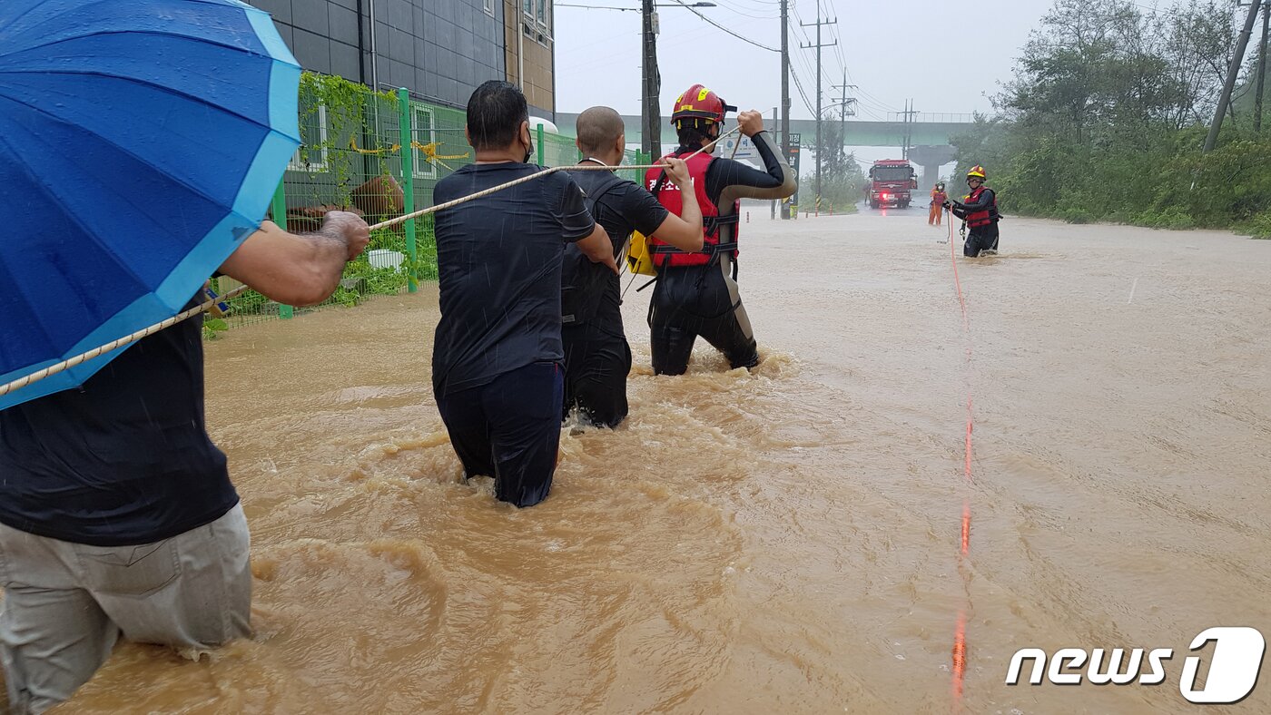 본문 이미지 - 제10호 태풍 하이선 영향권에 들어간 7일 오전 경북 경주소방서 119구조대원들이 현곡면 라소리 침수 지역에서 주민들을 구조하고 있다. 119구조대는 총 11명의 노약자를 구조해 안전한 곳으로 이송했다. (경주소방서제공)2020.9.7/뉴스1 ⓒ News1 최창호 기자