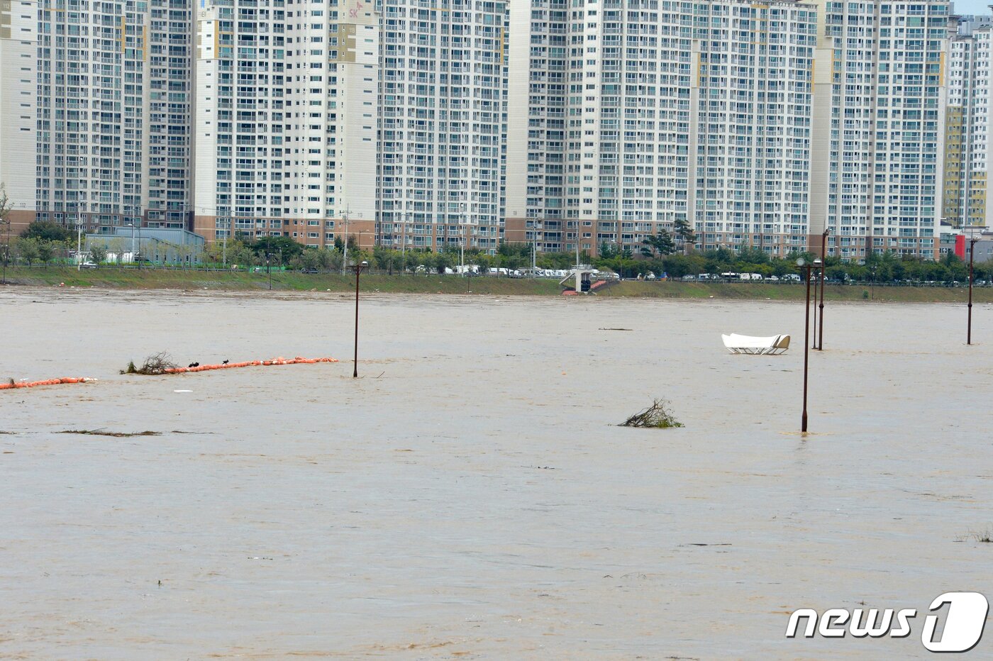 본문 이미지 - 7일 오후 경북 포항시 남구 연일읍 형산강이 제10호 태풍 하이선이 쏟아부은 폭우에 흙탕물로 변한 가운데 강변에 있는 높이 5m의 파고라 지붕만 남겨놓고 있다. 2020.9.7/뉴스1 ⓒ News1 최창호 기자