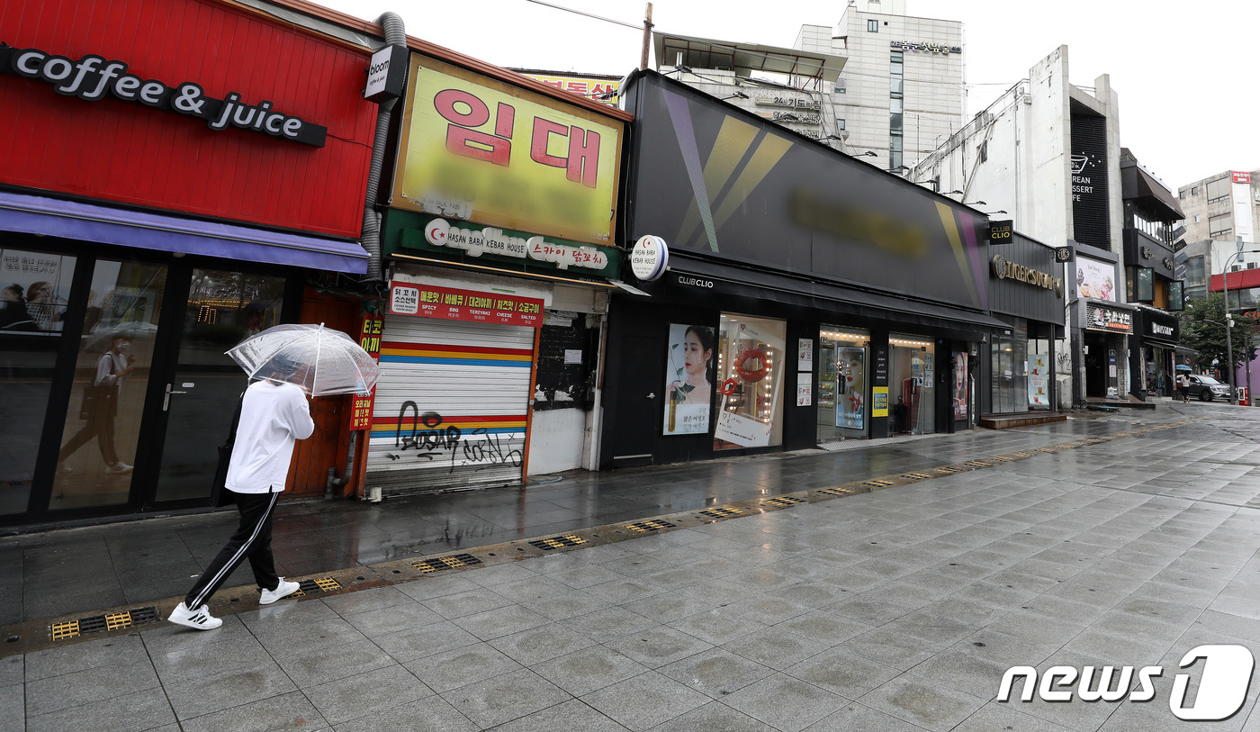 (서울=뉴스1) 이동해 기자 = 수도권 사회적 거리두기 2.5단계가 시행 중인 7일 오후 서울 서대문구 신촌 연세로가 한산한 모습을 보이고 있다. 2020.9.7/뉴스1