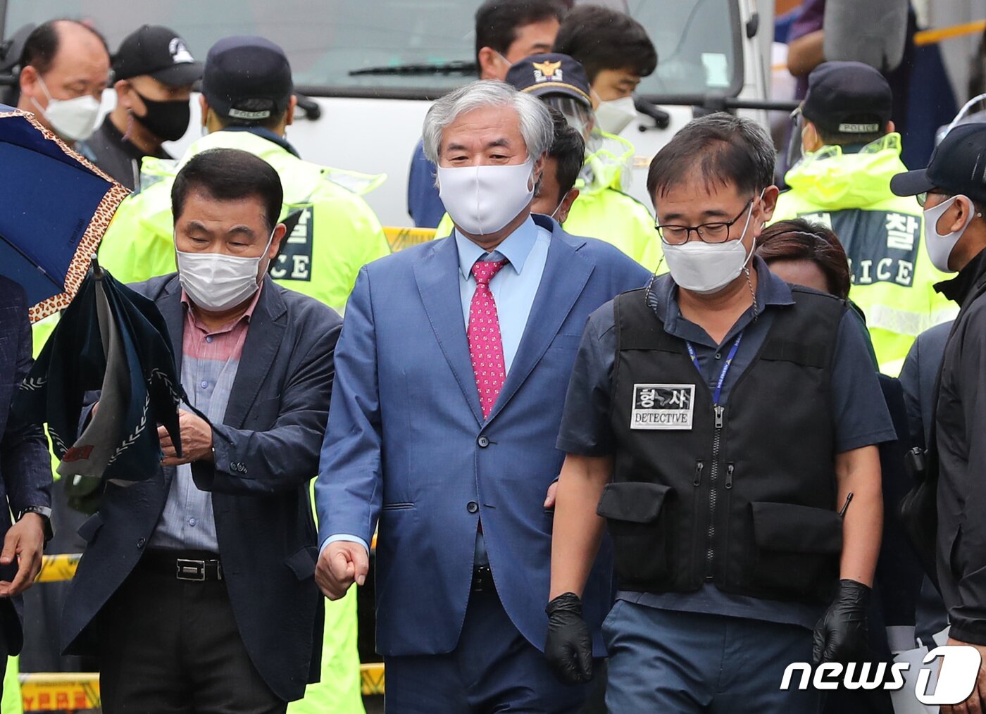 본문 이미지 - 보석 취소로 재수감되는 전광훈 목사가 지난 9월 7일 오후 서울 성북구 사랑제일교회 인근 자택에서 호송차로 이동하고 있다. 2020.9.7/뉴스1 ⓒ News1 박지혜 기자