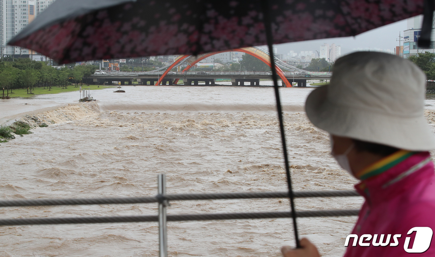 (경산=뉴스1) 공정식 기자 = 제10호 태풍 하이선이 많은 비를 뿌리고 지나간 7일 오전 경북 경산시 남천이 범람해 흙탕물 파도를 일으키며 흐르고 있다. 2020.9.7/뉴스1
