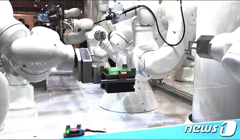 전자제품을 조립하고 있는 스마트 팩토링 로봇.&#40;에이치시스템&#41; ⓒ 뉴스1