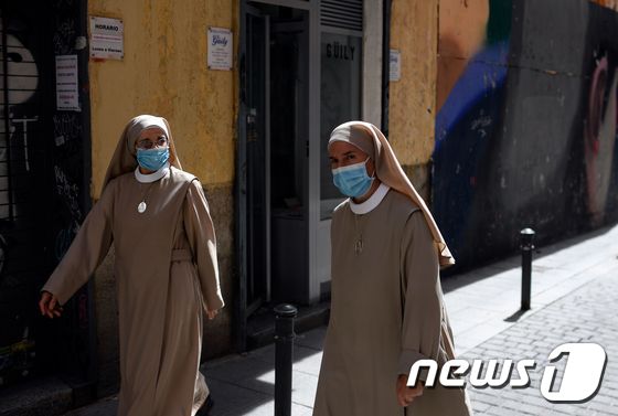 17일 스페인 마드리드에서 수녀 두 명이 마스크를 쓴 채 거리를 걷고 있다. © AFP=뉴스1