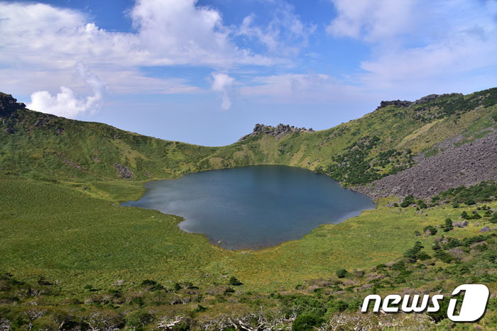 (제주=뉴스1) 오현지 기자 = 제9호 태풍 '마이삭'의 영향으로 한라산에 1000mm 이상의 비가 내린 후인 지난 5일 백록담이 만수위를 기록하고 있다.(한라산국립공원 제공)20 …