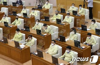 본문 이미지 - 8일 오전 대전시의회 본회의장에서 열린 제253회 임시회 제1차 본회의에 칸막이가 설치돼 있다. 2020.9.8/뉴스1 ⓒ News1 김기태 기자