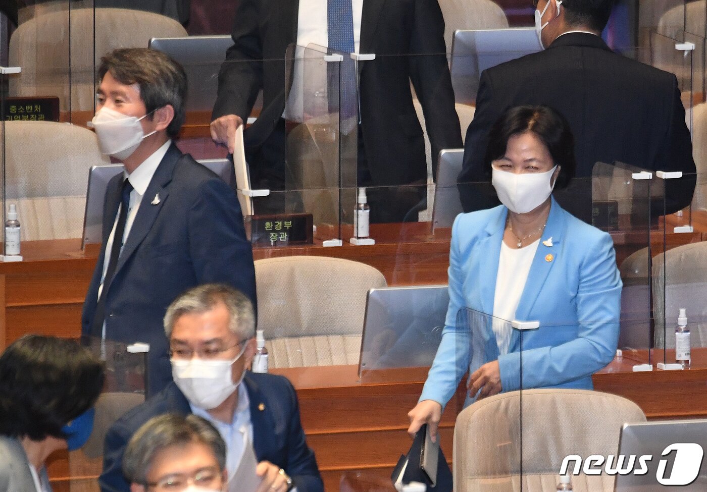 본문 이미지 - 추미애 법무장관과 이인영 통일부 장관이 8일 오후 서울 여의도 국회에서 열린 본회의 참석을 마친 후 나서고 있다. 2020.9.8/뉴스1 ⓒ News1 이동해 기자