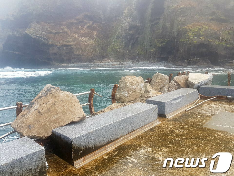 본문 이미지 - 경북 울릉군 독도 선착장 일부가 제9호 10호 태풍에 의해 파손돼 입도가 금지된 것으로 알려졌다. (독자제공)2020.9.9/뉴스1 ⓒ News1 최창호 기자