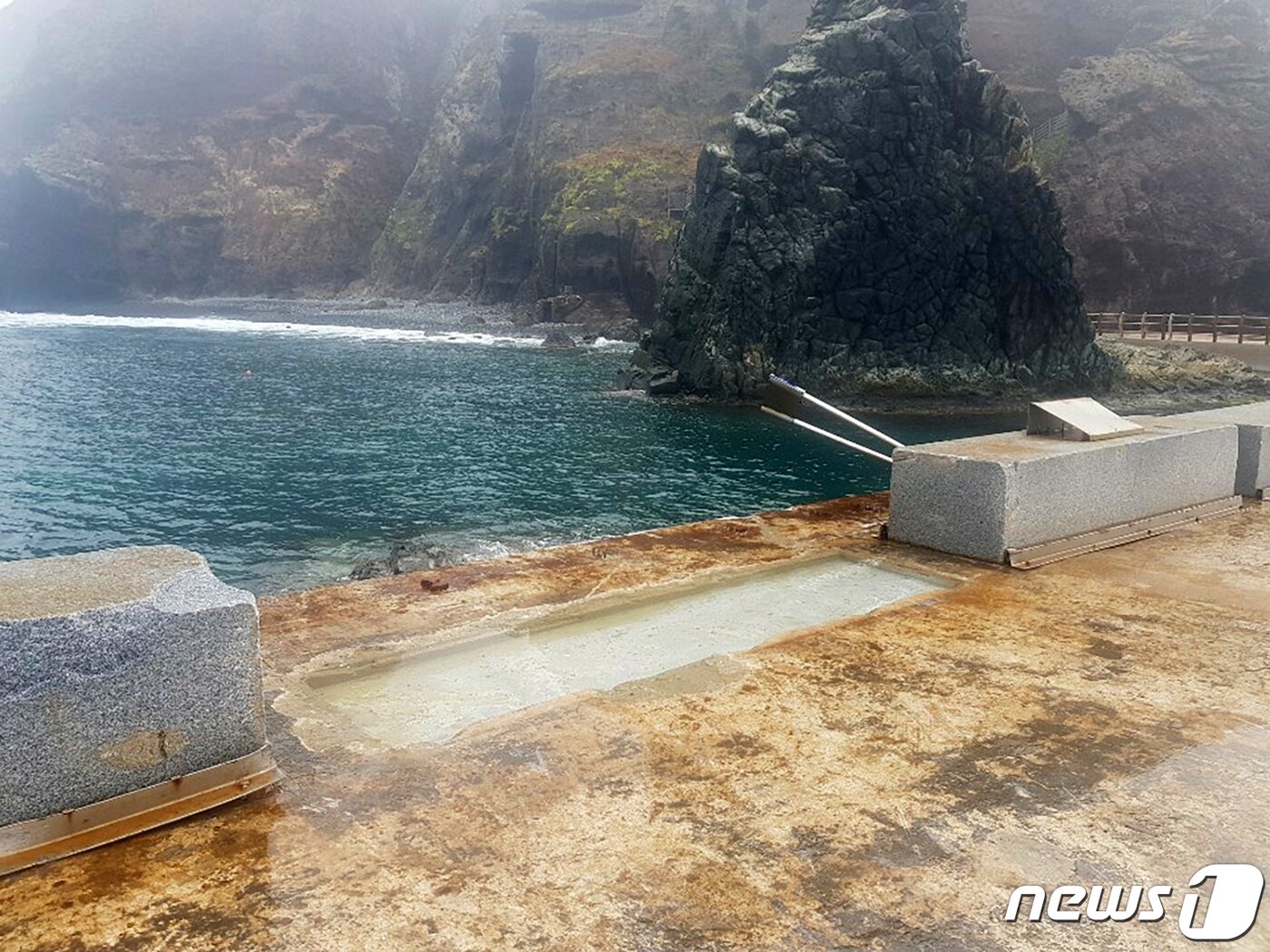 본문 이미지 - 경북 울릉군 독도 선착장 일부가 제9호 10호 태풍에 의해 파손돼 입도가 금지된 것으로 알려졌다.(독자제공)2020.9.9/뉴스1 ⓒ News1 최창호 기자