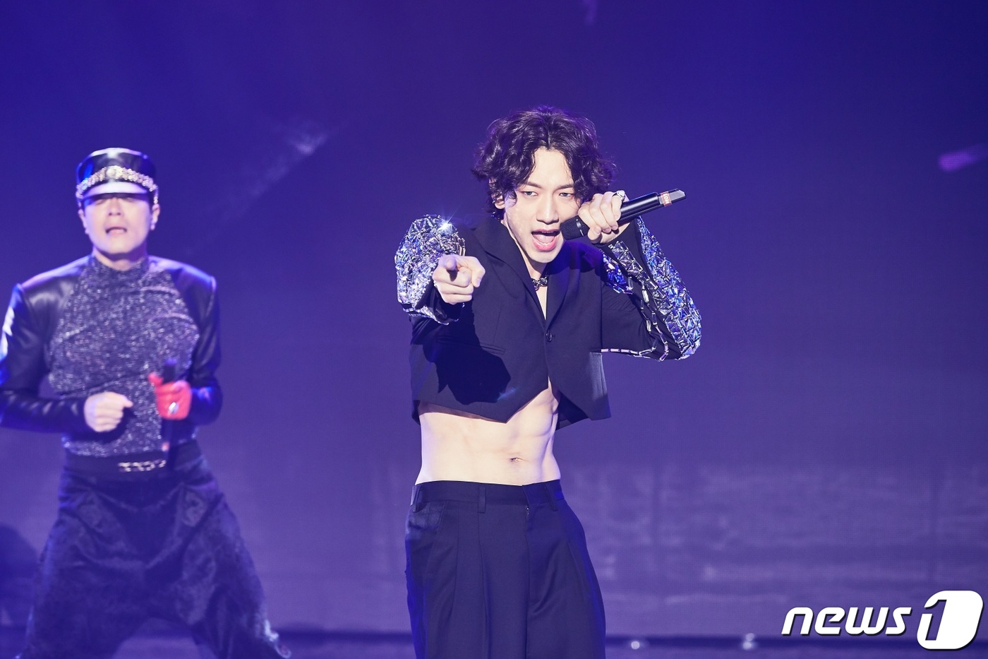 (서울=뉴스1) 김진환 기자 = 가수 박진영과 비가 1일 오전 온라인 생중계로 진행된 '2020 MBC 가요대제전' 무대에서 열정적인 공연을 펼치고 있다. (MBC 제공) 2021 …