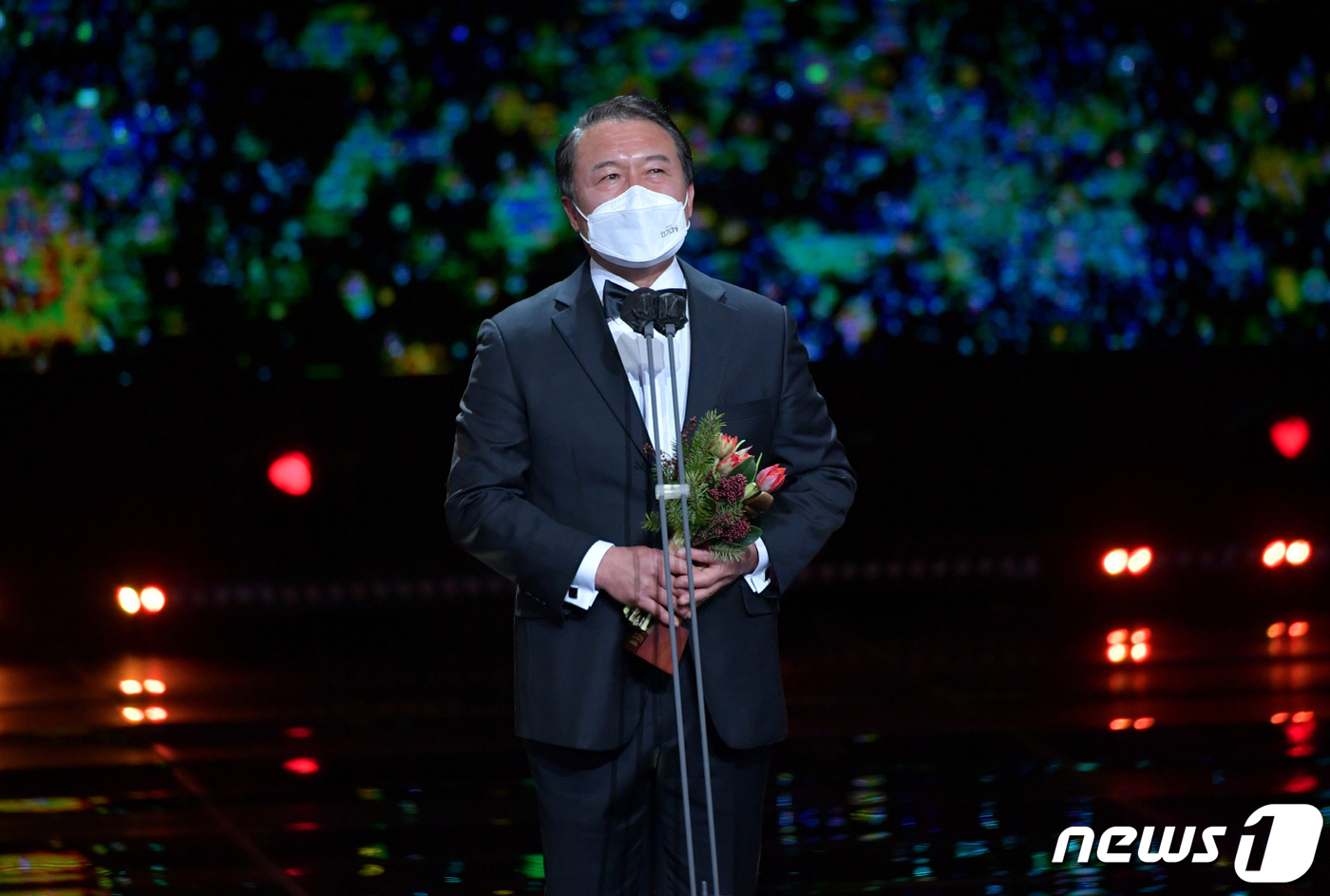 (서울=뉴스1) = 배우 천호진이 1일 온택트로 진행된 '2020 KBS 연기대상'에 참석해 대상을 수상한 뒤 소감을 말하고 있다. (KBS 제공) 2021.1.1/뉴스1