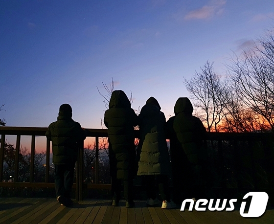 “I want to wish you a New Year’s wish for even one minute”…  Sunrise at Namsan Mountain blocked by corona
