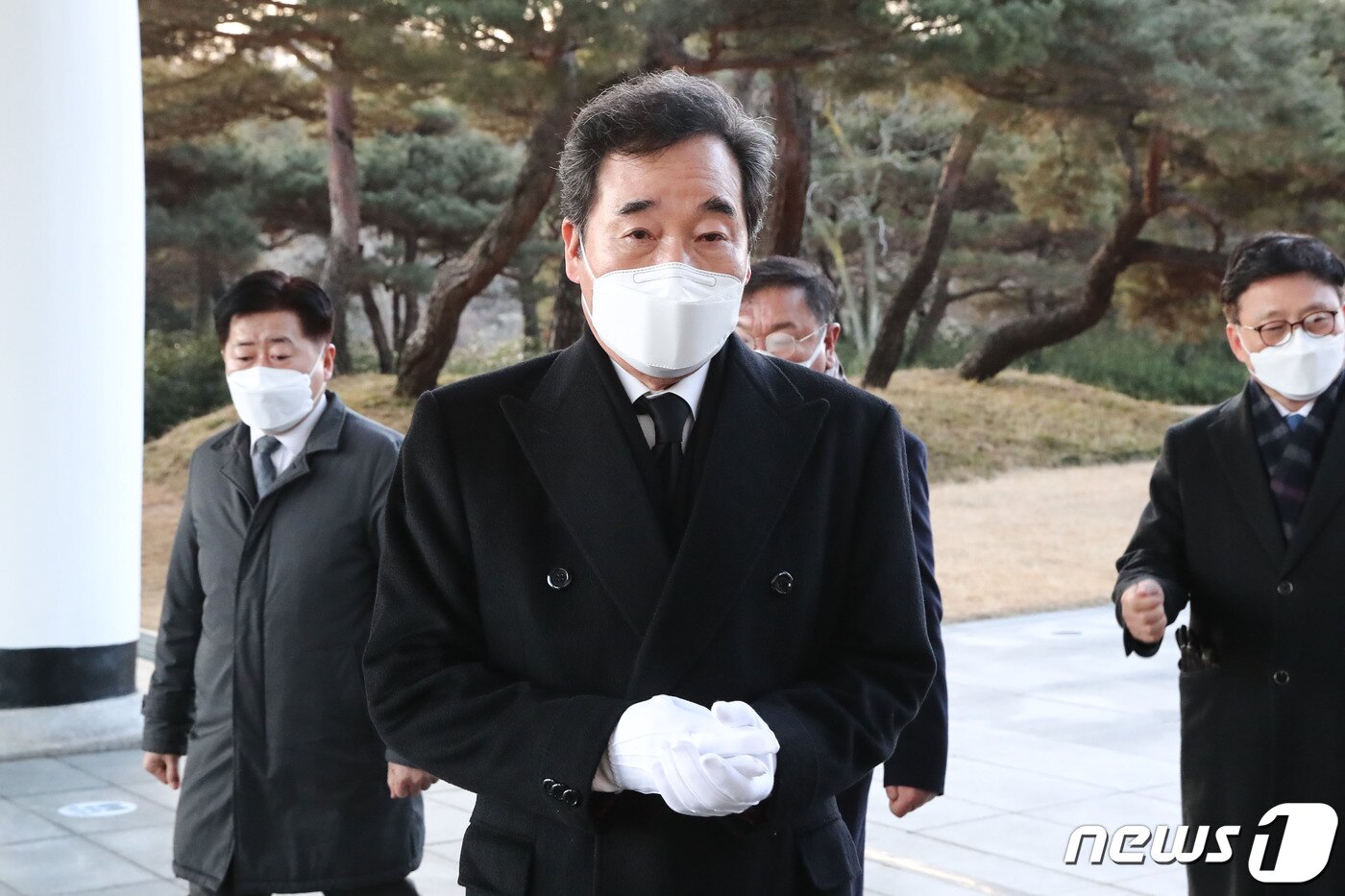 본문 이미지 - 신축년 새해 첫 날인 1일 오전 이낙연 더불어민주당 대표가 서울 동작구 국립현충원에서 참배를 마치고 나서고 있다. 2021.1.1/뉴스1 ⓒ News1 박세연 기자