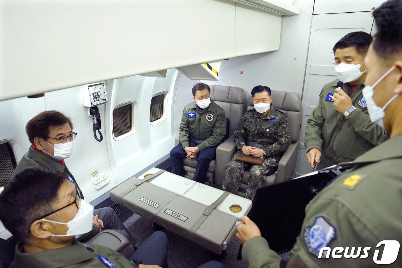 본문 이미지 - 문재인 대통령이 새해 첫날인 1일 공군 항공통제기 E-737에 탑승해 51항공통제비행전대장으로부터 E-737기의 임무수행에 대한 보고를 받고 있다. (청와대 제공) 2021.1.1/뉴스1