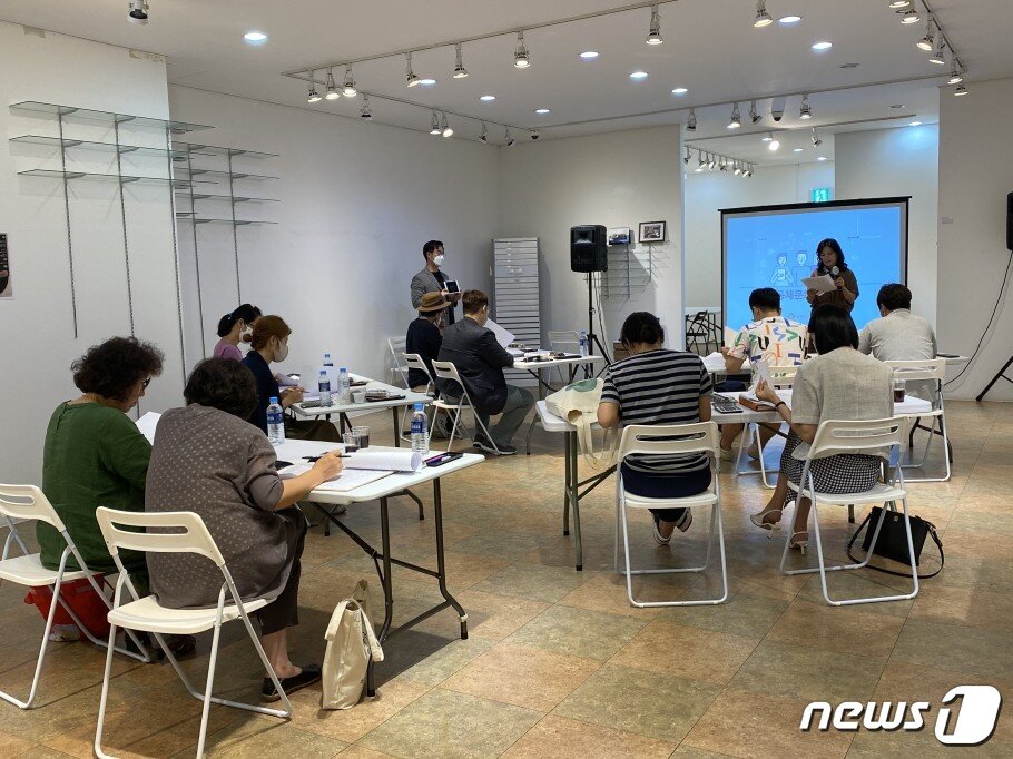 본문 이미지 - 전북 완주군 문화인력이 코로나19 피해와 지원에 대해 토론을 하고 있다.(완주군 제공)2021.1.1ⓒ 뉴스1