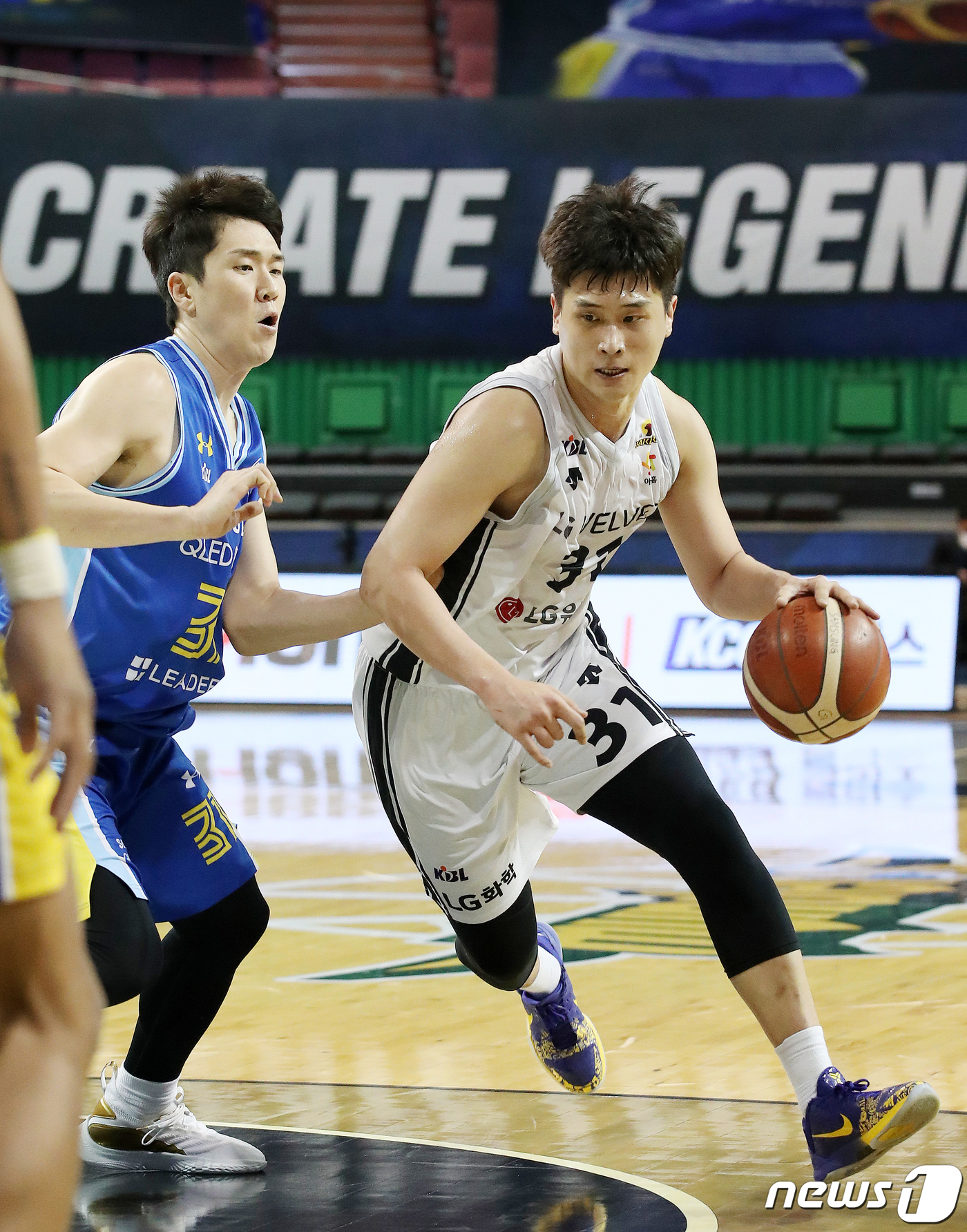 (서울=뉴스1) 김진환 기자 = 2021년 신축년(辛丑年) 새해 첫 날인 1일 오후 서울 잠실실내체육관에서 열린 '2020~2021 현대모비스 프로농구' 서울 삼성과 창원 LG의 …