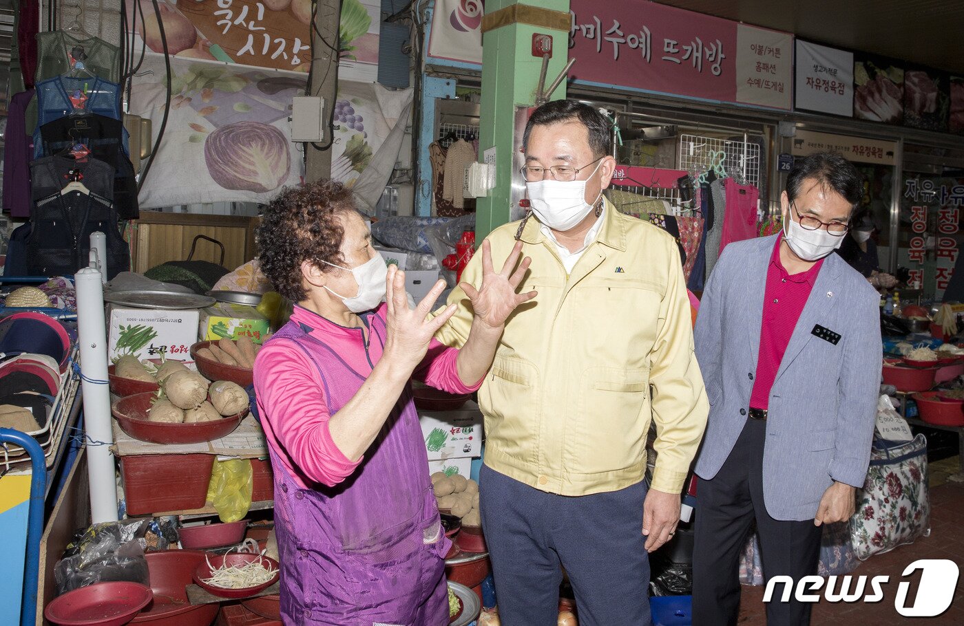 본문 이미지 - 강석주 통영시장이 민생 현장을 둘러보고 있다.(통영시 제공).ⓒ 뉴스1