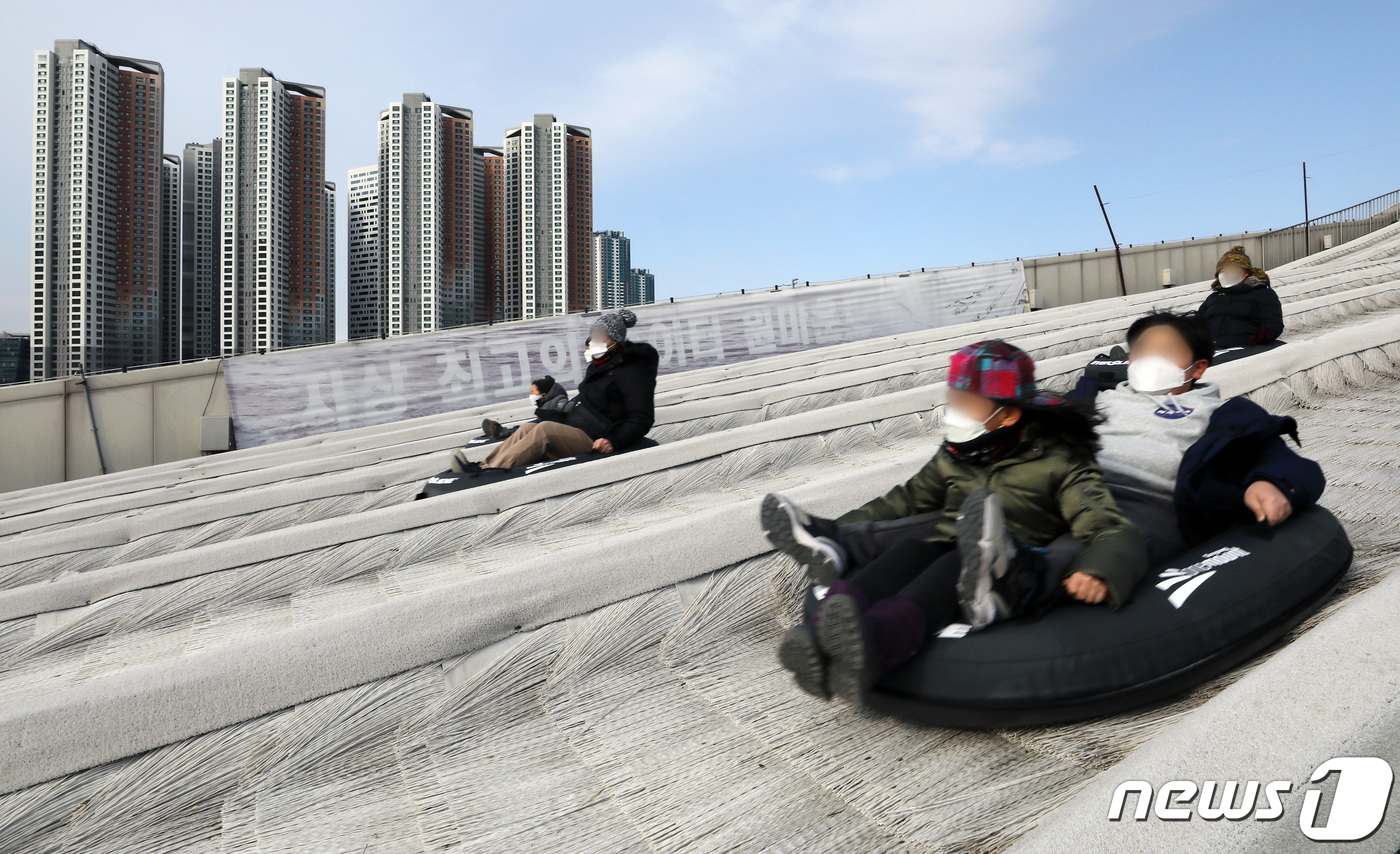 (고양=뉴스1) 이동해 기자 = 10일 경기도 고양시 일산에 위치한 원마운트 야외 썰매장을 찾은 시민들이 썰매를 타고 있다.지난 9일부터 개장한 원마운트 야외 썰매장은 일 3회차로 …
