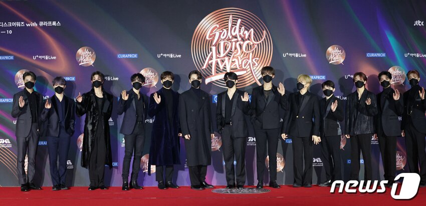 본문 이미지 - 세븐틴이 10일 오후 경기도 고양시 일산 킨텍스에서 온택트로 진행된 '제35회 골든디스크 어워즈 with 큐라프록스' 디지털 음반 부문 부문 포토월 행사에 참석해 포즈를 취하고 있다. (골든디스크어워즈 사무국 제공) 2021.1.10/뉴스1 ⓒ News1 김진환 기자