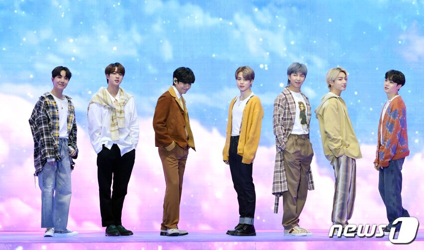 본문 이미지 - 방탄소년단(BTS)  왼쪽부터 제이홉, 뷔, 지민, RM, 정국, 슈가. (골든디스크어워즈 사무국 제공) 2021.1.10/뉴스1 ⓒ News1 권현진 기자