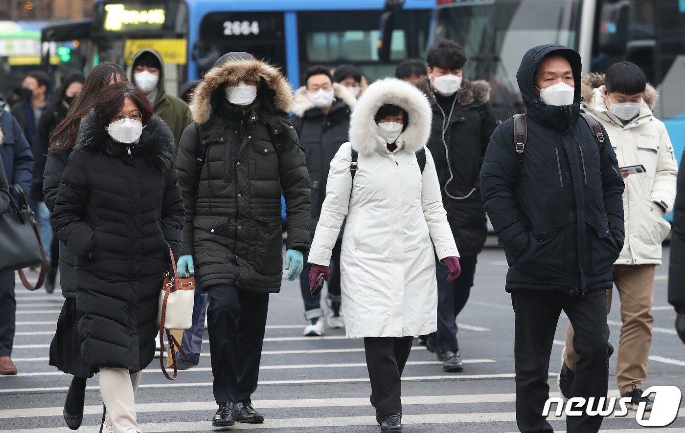본문 이미지 - 서울 최저기온이 영하 10도까지 떨어지며 북극한파가 이어지는 가운데 11일 오전 서울 종로구 광화문 네거리에서 두터운 옷차림을 한 시민들이 출근을 하고 있다. 2021.1.11/뉴스1 ⓒ News1 임세영 기자