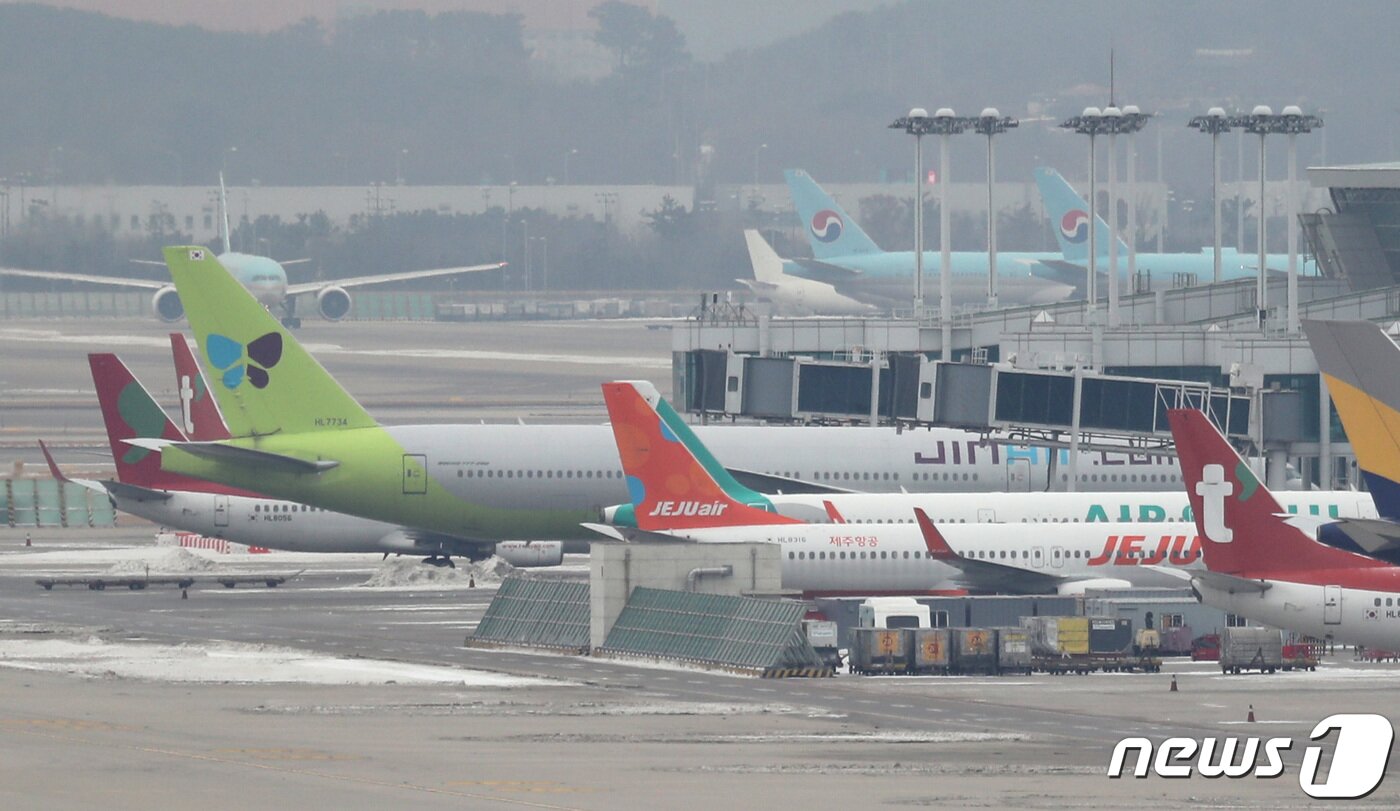 본문 이미지 - 인천국제공항 전망대에서 바라본 계류장에 저가항공 여객기들이 보이고 있다.  2021.1.10/뉴스1 ⓒ News1 이성철 기자