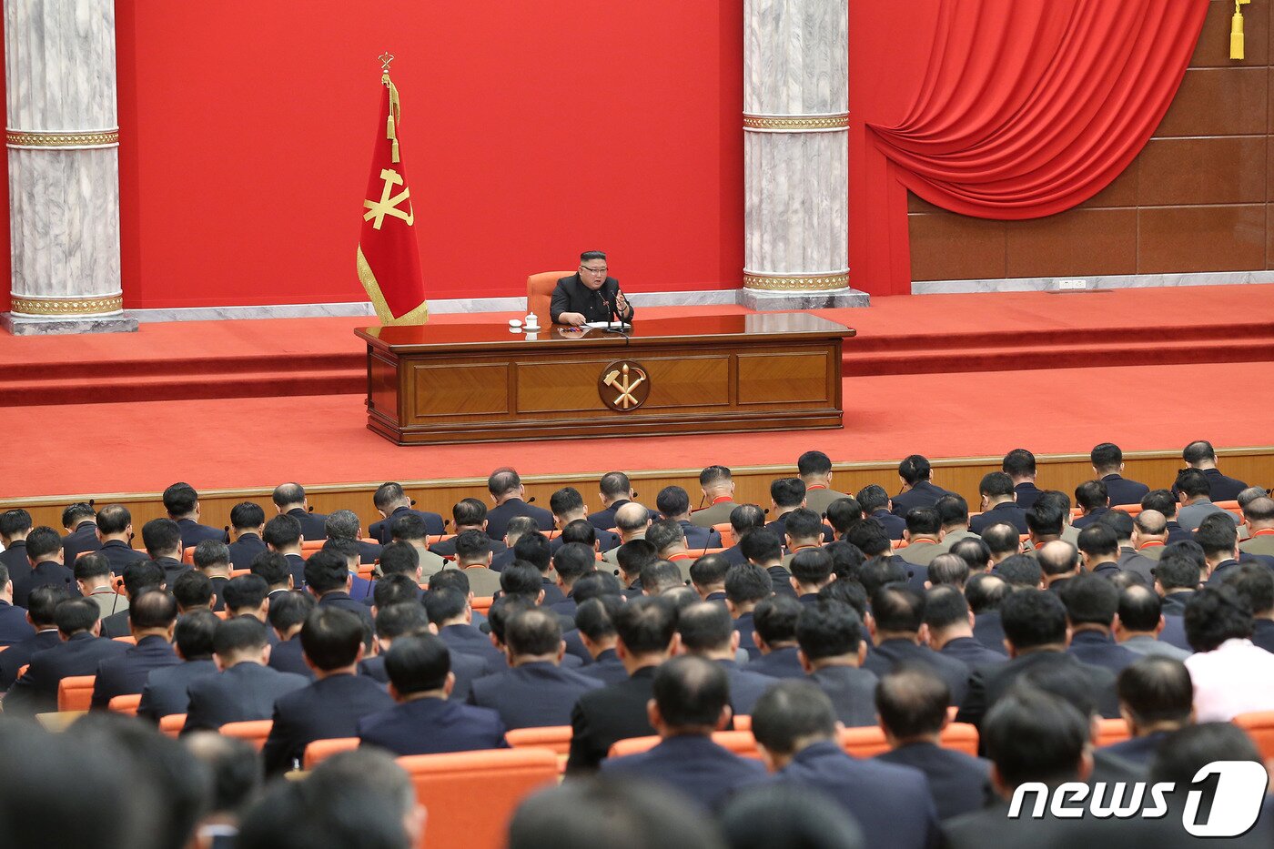 본문 이미지 - (평양 노동신문=뉴스1) = 김정은 북한 국무위원장이 지난 10일 전원회의를 진행했다고 노동당 기관지 노동신문이 11일 밝혔다.  [국내에서만 사용가능. 재배포 금지. DB 금지. For Use Only in the Republic of Korea. Redistribution Prohibited] rodongphoto@news1.kr