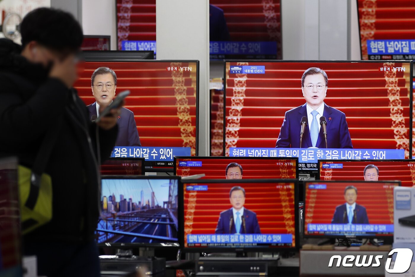 본문 이미지 - 11일 오전 서울 용산구 용산전자상가에서 문재인 대통령의 2021년 신년사 발표 생방송이 중계되고 있다 2021.1.11/뉴스1 ⓒ News1 이승배 기자