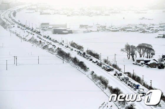 Heavy snowfall in central Japan killed 8 people and injured 277
