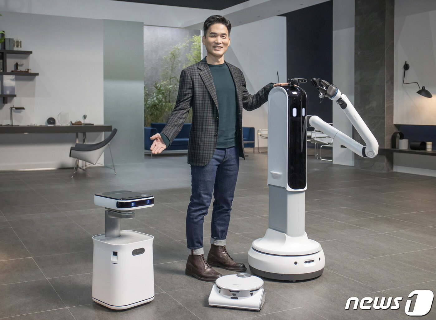 본문 이미지 - 승현준 삼성전자 사장이 CES 2021 삼성 프레스컨퍼런스에서 '삼성봇™ 케어', '제트봇 AI', '삼성봇™ 핸디'를 소개하고 있다.(삼성전자 제공)2021.01.11/뉴스1 ⓒ 뉴스1