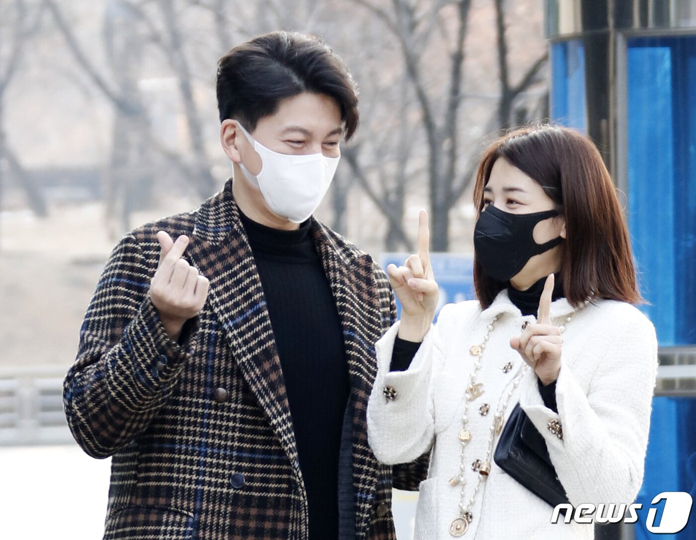 본문 이미지 - 배우 류수영, 박하선 부부가 12일 서울 양천구 목동 SBS에서 열린 '박하선의 씨네타운'을 위해 출근을 하며 인사를 하고 있다. 2021.1.12/뉴스1 ⓒ News1 권현진 기자