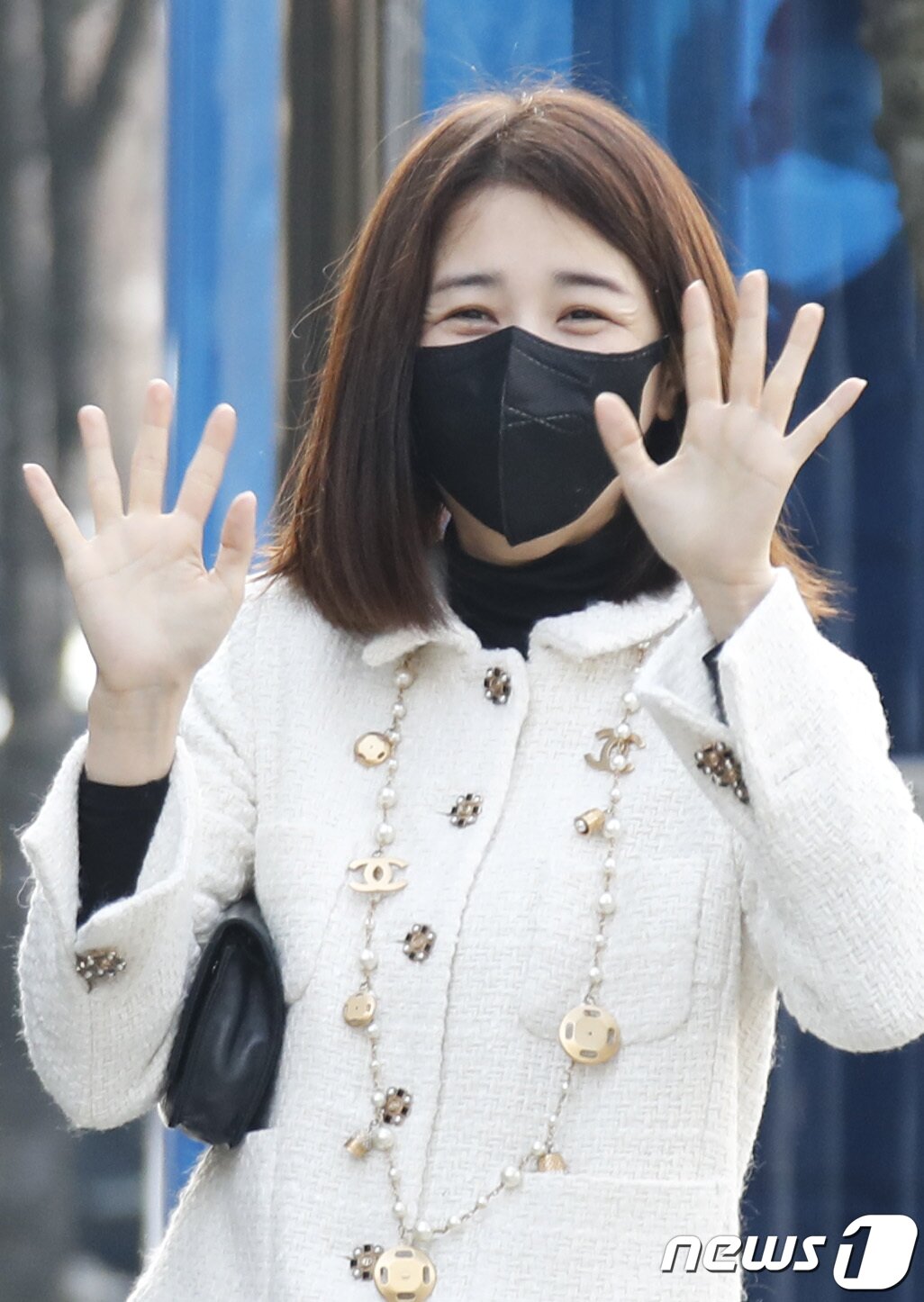 본문 이미지 - 배우 박하선이 12일 서울 양천구 목동 SBS에서 열린 '박하선의 씨네타운'을 위해 출근을 하며 인사를 하고 있다. 2021.1.12/뉴스1 ⓒ News1 권현진 기자