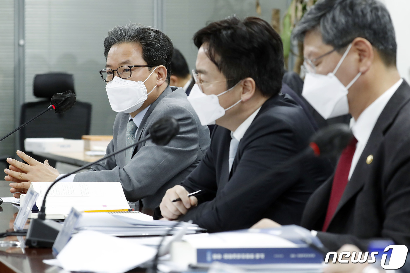 (서울=뉴스1) 신웅수 기자 = 심재철 법무부 검찰국장이 12일 서울 여의도 국회 의원회관에서 열린 더불어민주당 검찰개혁특위 4차 회의에 참석해 김용민 의원 질문에 답변하고 있다. …