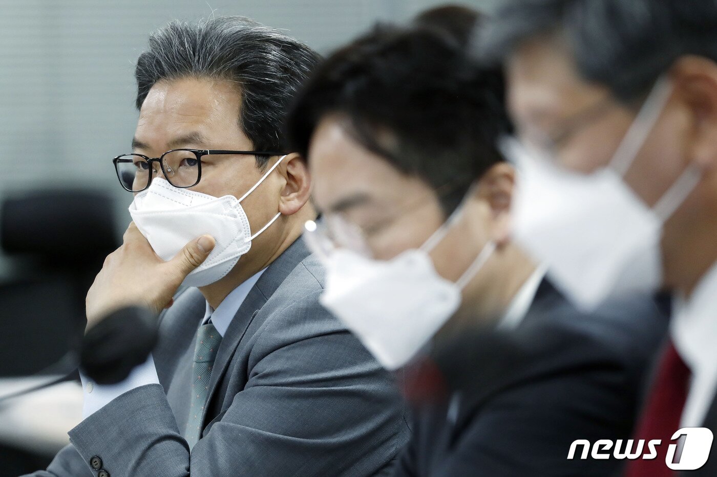 본문 이미지 - 심재철 법무부 검찰국장이 12일 서울 여의도 국회 의원회관에서 열린 더불어민주당 검찰개혁특위 4차 회의에 참석하고 있다. 2021.1.12/뉴스1 ⓒ News1 신웅수 기자