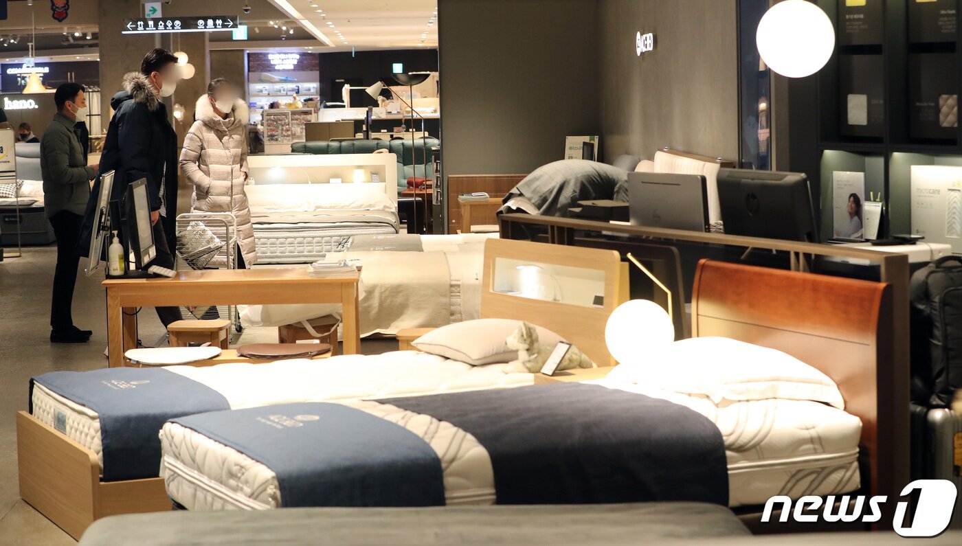 본문 이미지 - 서울 용산구 HDC아이파크몰에서 시민들이 가구 매장을 둘러보고 있다. 2021.1.12/뉴스1 ⓒ News1 이성철 기자
