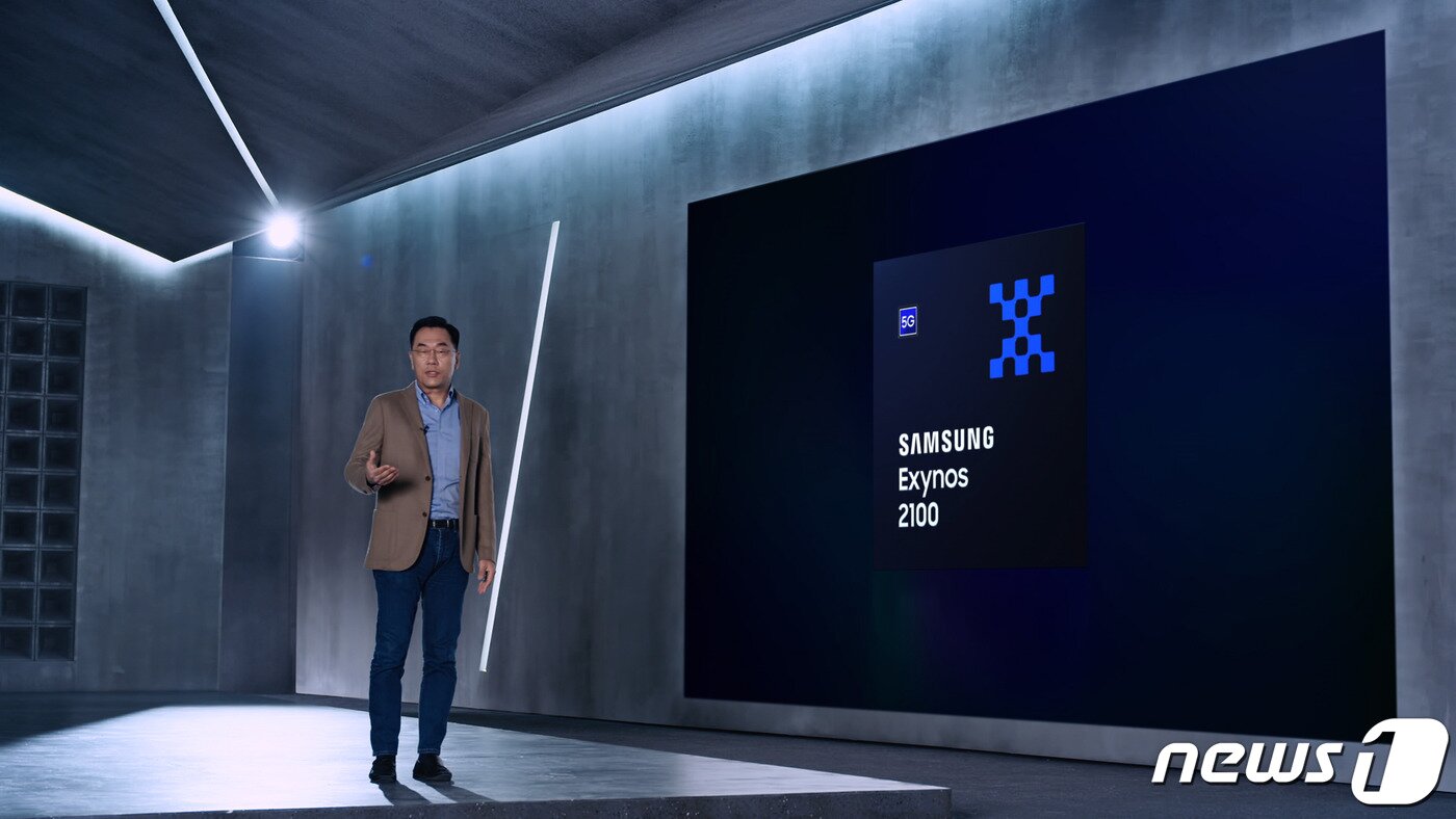 본문 이미지 - 갤럭시S21 시리즈는 삼성전자 프리미엄 모바일AP 최초 5G 모뎀 통합칩인 '삼성 엑시노스2100'이 탑재된다. (삼성전자 제공) ⓒ 뉴스1