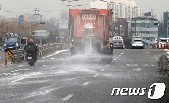 퇴근길에 또 다른 폭설 교통 단절 우려… 서울시 ‘제설 1 단계'(종합)