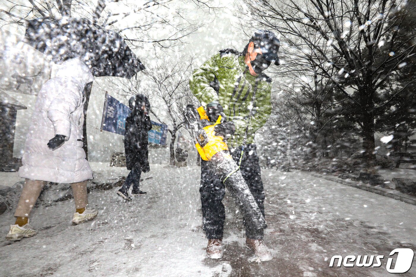 본문 이미지 - 12일 오후 경기도 고양시 호수공원에서 관계자들이 갑자기 내리는 폭설에 제설작업을 하고 있다. 이날 기상청은 낮부터 추위가 풀리며 서울·경기 지방에 눈이 내릴 것으로 예보했다. 2021.1.12/뉴스1 ⓒ News1 성동훈 기자