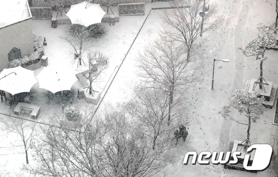 Ten cities and counties in Gyeonggi Province are additionally issued heavy snow warnings…  Snow till night across the road