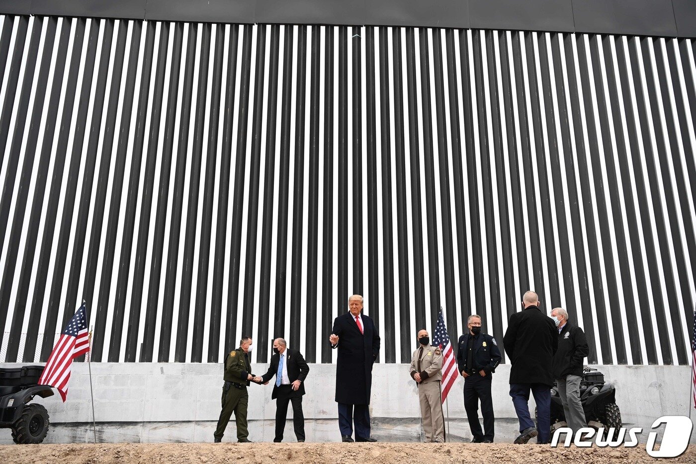 본문 이미지 - 도널드 트럼프 미국 대통령이 1기 시절 텍사스주 알라모의 미국-멕시코 국경장벽을 시찰하고 있다. ⓒ AFP=뉴스1 ⓒ News1 우동명 기자