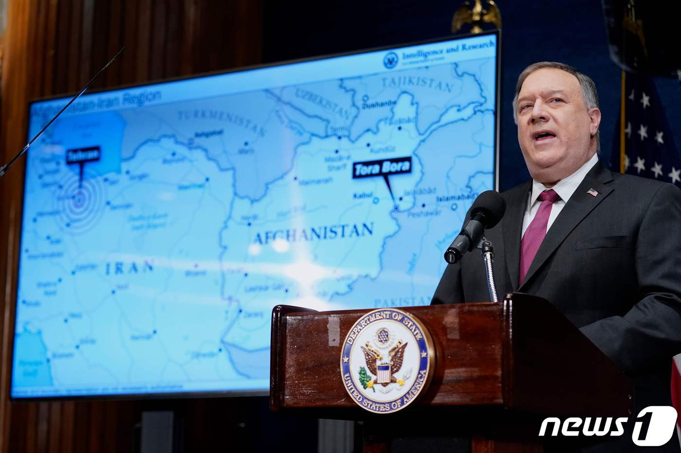 (워싱턴 AFP=뉴스1) 우동명 기자 = 마이크 폼페이오 미국 국무장관이 12일 (현지시간) 워싱턴의 내셔널프레스클럽에서 기자회견을 갖고 "알 카에다에 새로운 근거지가 생겼다. 그 …