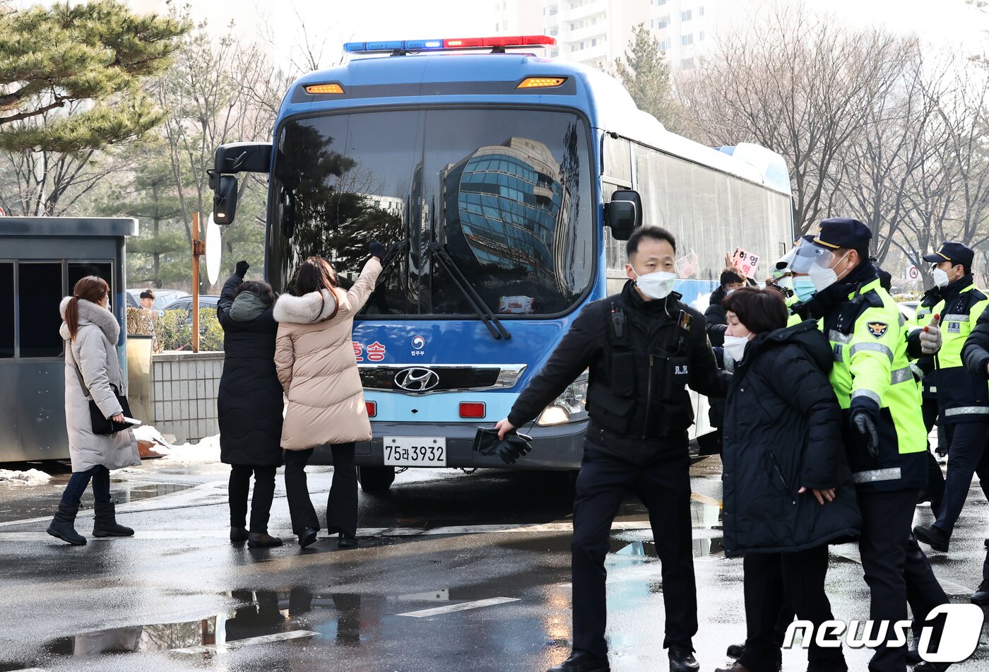 본문 이미지 - 정인양을 입양한 후 수개월간 학대해 사망에 이르게 한 혐의를 받는 양부모에 대한 첫 재판이 열린 13일 오전 서울 양천구 서울남부지방법원에서 양모가 탄 것으로 추정되는 호송차가 법원 청사를 빠져나가고 있다. 2021.1.13/뉴스1 ⓒ News1 이승배 기자